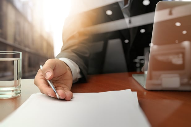 Häufige Fehler im Arbeitsvertrag: Praktische Checkliste für Arbeitgeber