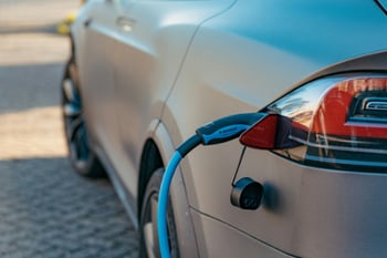 Ein Elektroauto ist an ein Ladegerät angeschlossen.