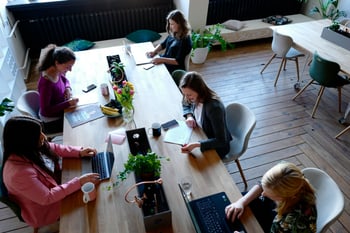 Frauen arbeiten in einem offenen Büro mit Laptops