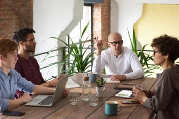&nbsp;Eine Gruppe von Personen sitzt an einem Tisch und arbeitet gemeinsam.&nbsp;