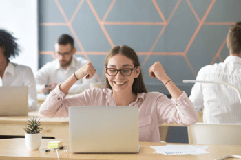 mitarbeitermotivation-jubelnde-frau-mit-laptop