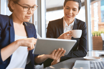 zwei-frauen-besprechen-beim-laptop