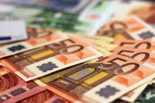 Mehrere Euro-Banknoten in verschiedenen Werten liegen übereinander.